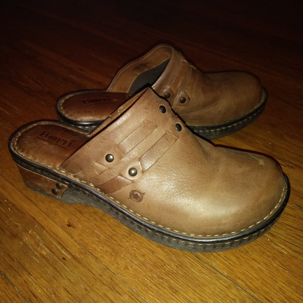 BORN Caramel Leather Clogs - Size 8